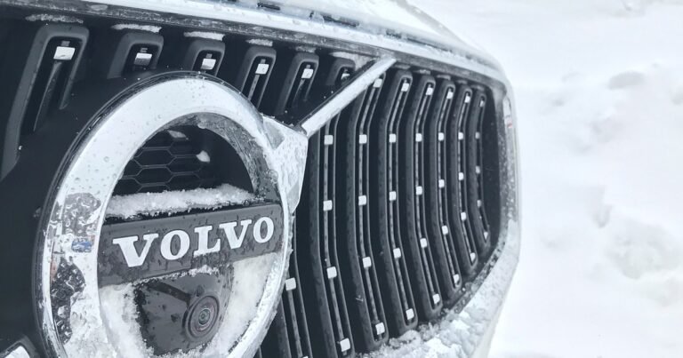 A Volvo é chinesa? Os carros são da Geely, mas os caminhões e ônibus seguem nas mãos de suecos