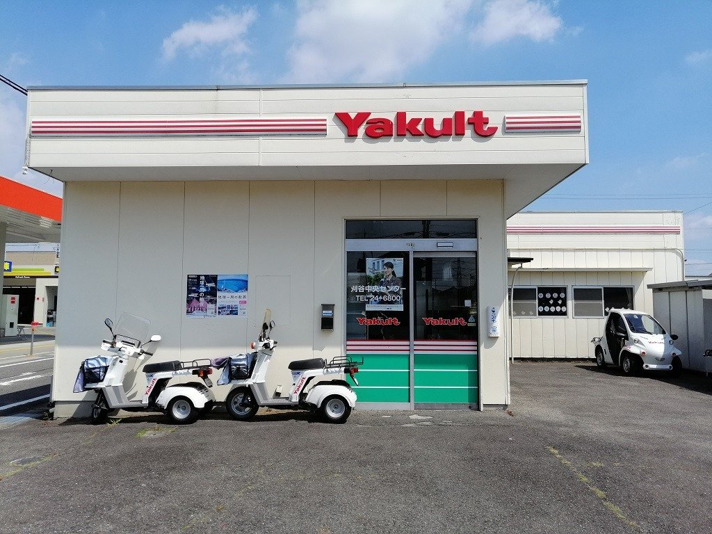 Centro de distribuição da Yakult em Kariya, no Japão, com as motos usadas nas entregas.