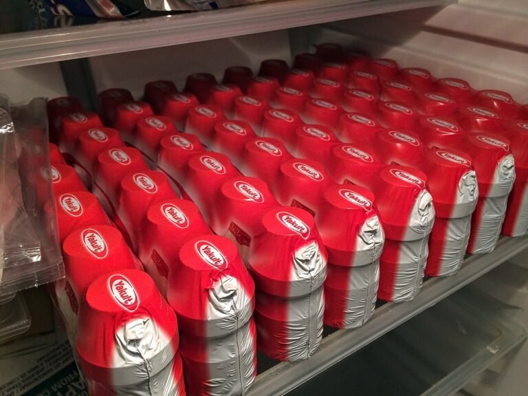 Pacotes de Yakult enfileirados em prateleira, fotografados em 2014