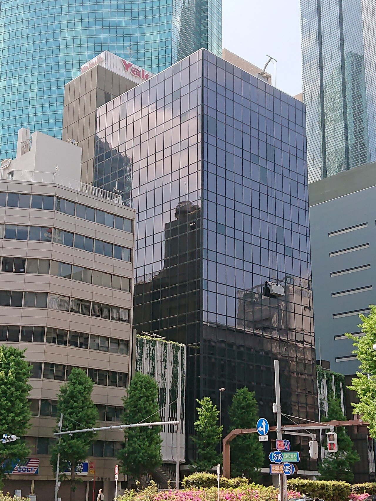 Edifício da Yakult Honsha em Higashi-Shinbashi, Tóquio, no Japão, fotografado em 2019.