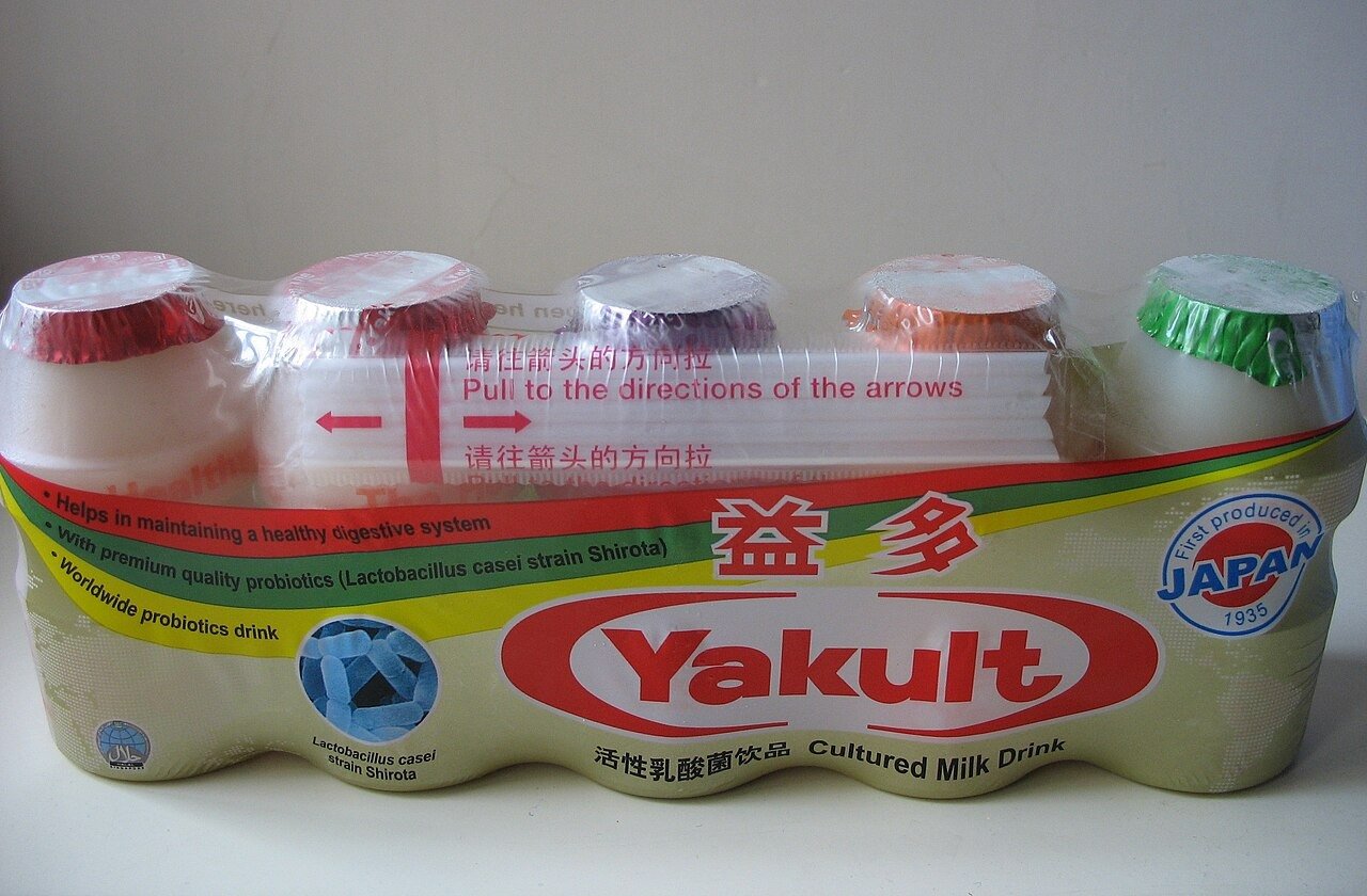 Pacote de Yakult em sabores variados vendido em Cingapura.