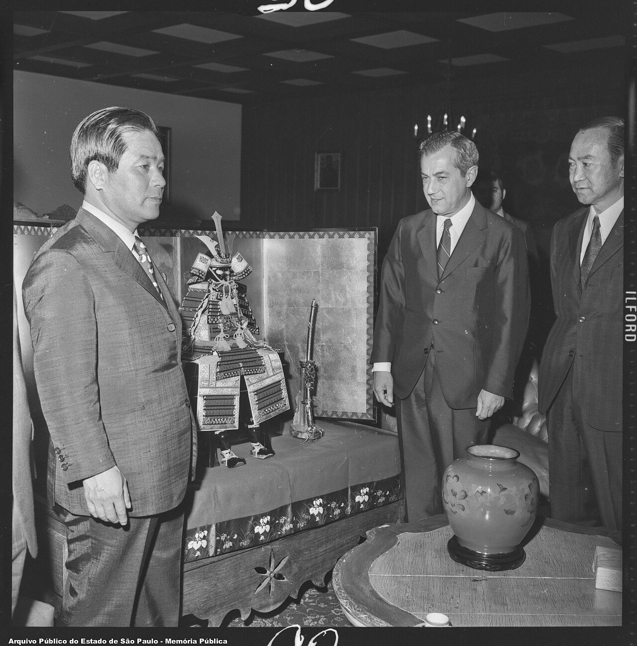 Hisami Matsuzono, então presidente da Yakult (à esquerda), em visita ao governador de São Paulo, Laudo Natel, por volta de 1971.